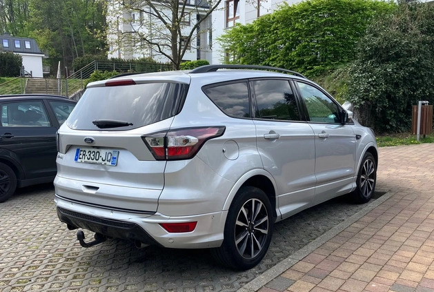 Ford Kuga cena 63000 przebieg: 105000, rok produkcji 2017 z Sopot małe 254